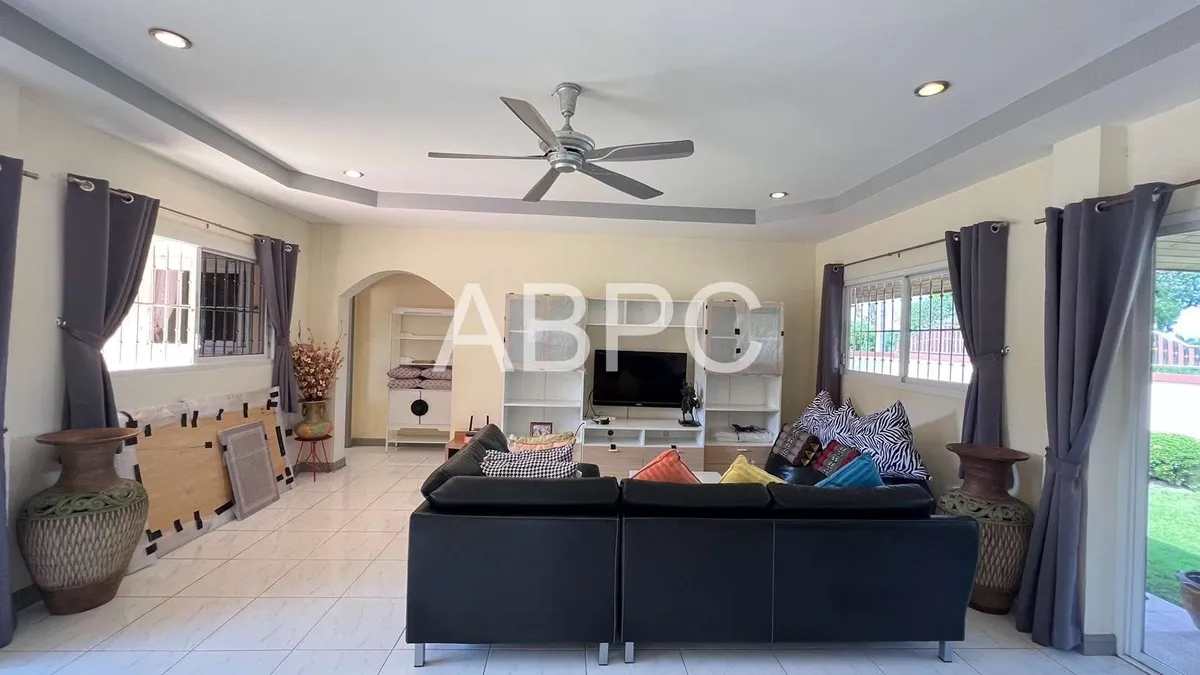 4 Bedrooms 3 Bathrooms in East Pattaya photo 11