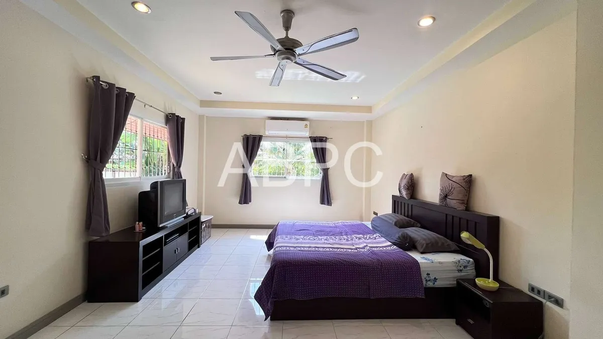 4 Bedrooms 3 Bathrooms in East Pattaya photo 12