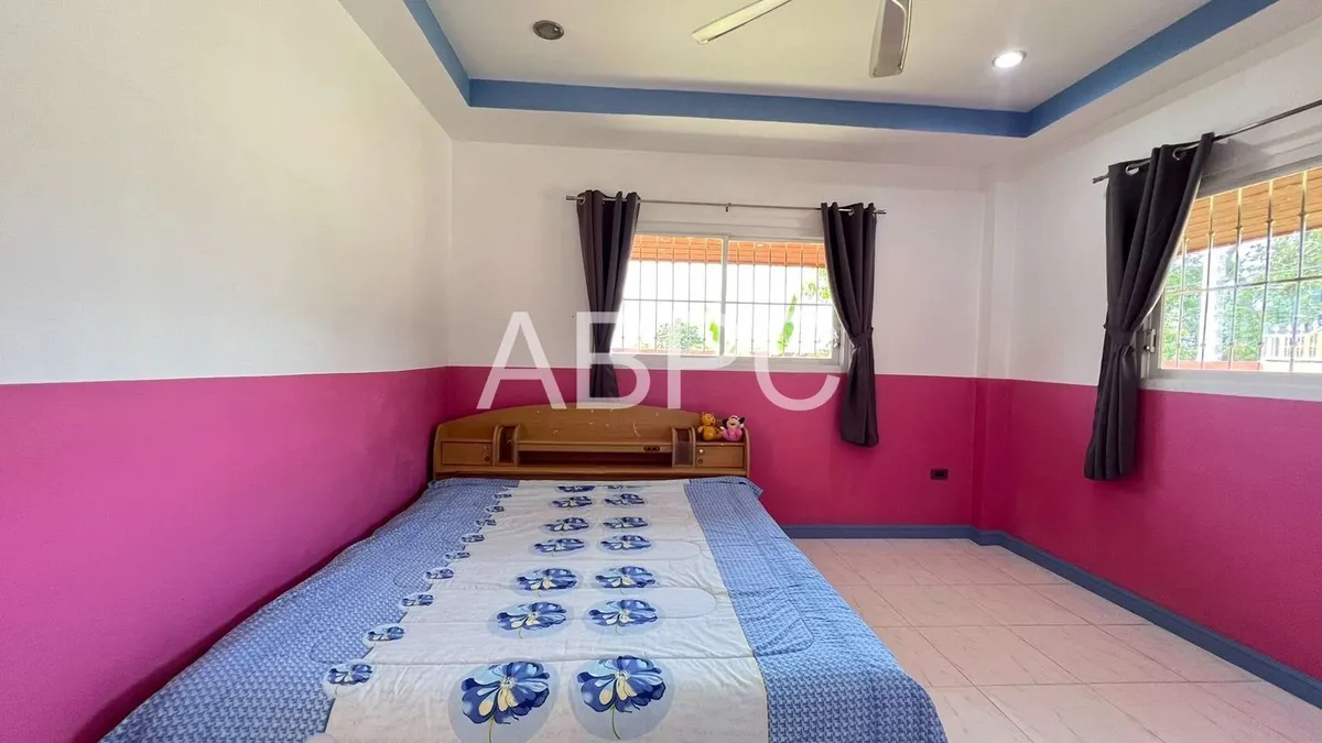4 Bedrooms 3 Bathrooms in East Pattaya photo 4