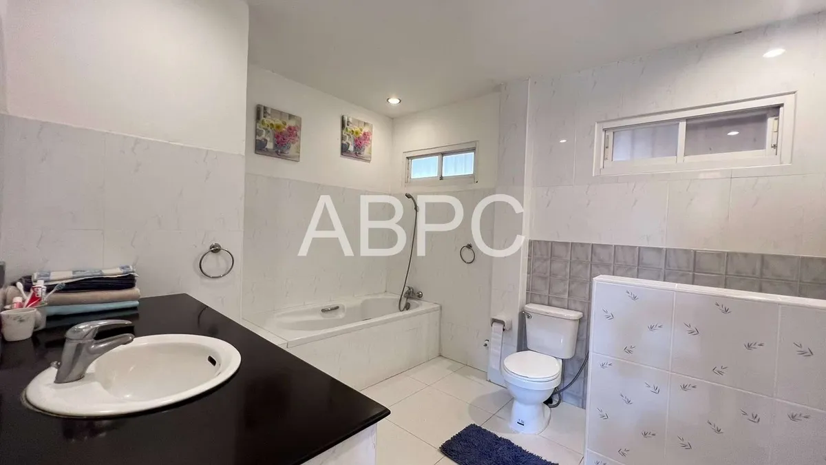 4 Bedrooms 3 Bathrooms in East Pattaya photo 5