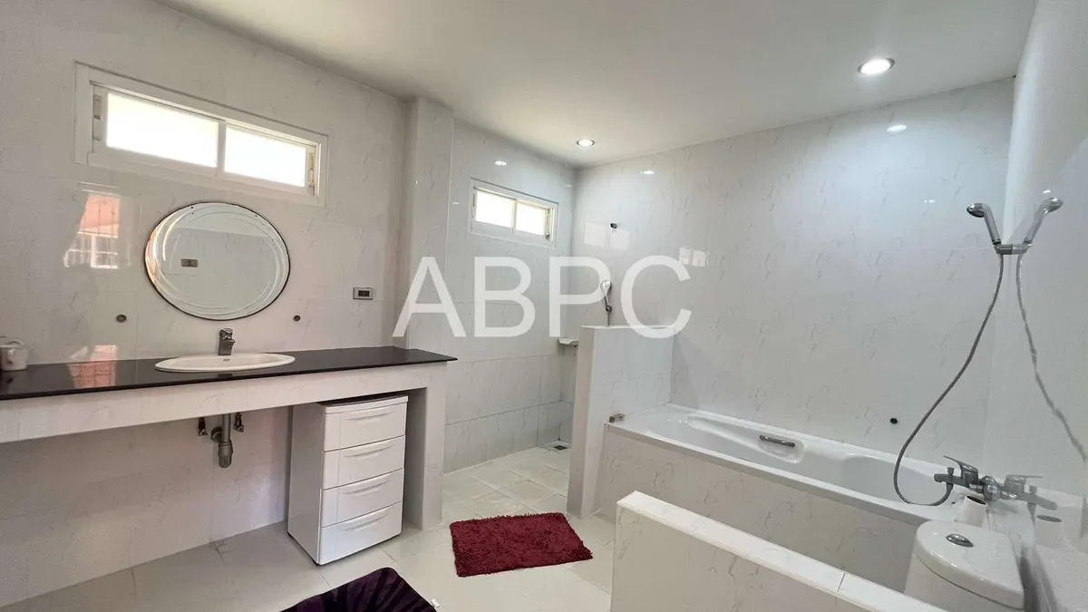 4 Bedrooms 3 Bathrooms in East Pattaya photo 6