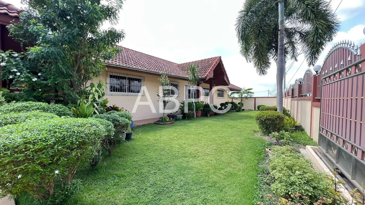 4 Bedrooms 3 Bathrooms in East Pattaya photo 8