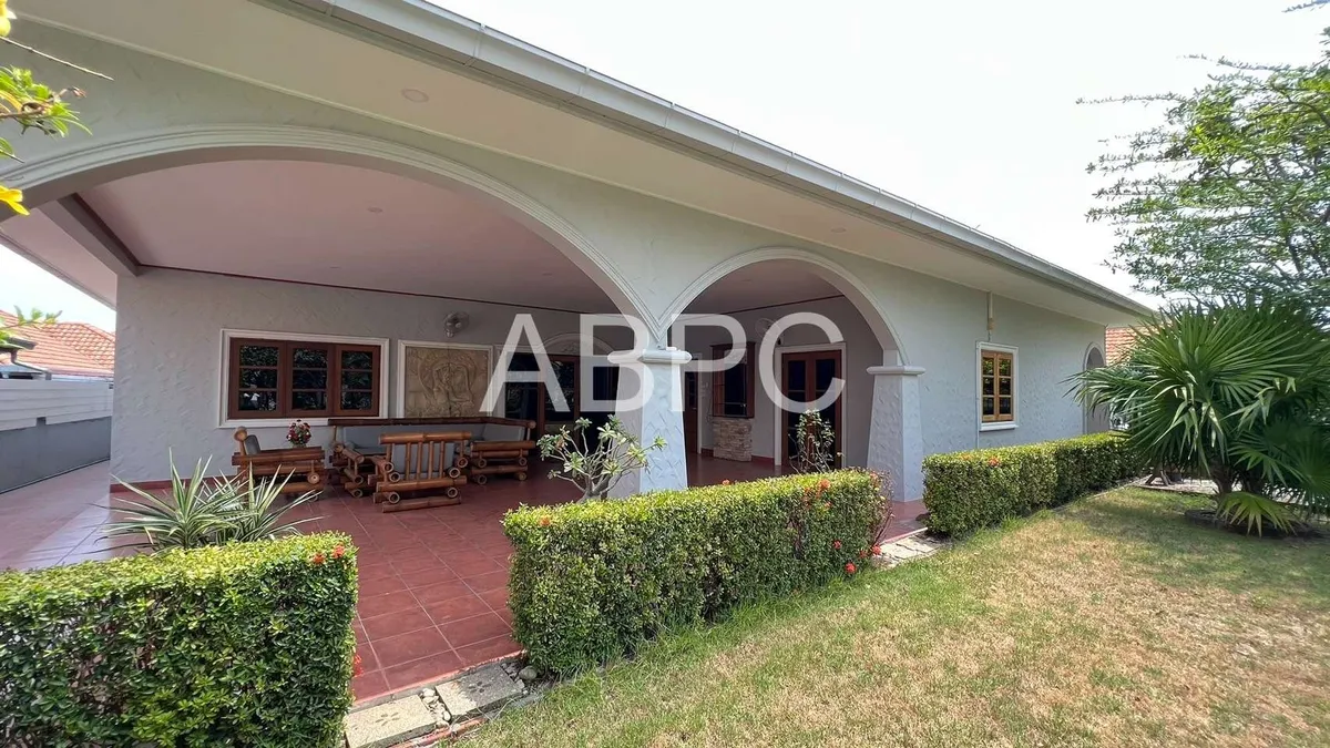3 Bedrooms 5 Bathrooms in South Pattaya photo 2