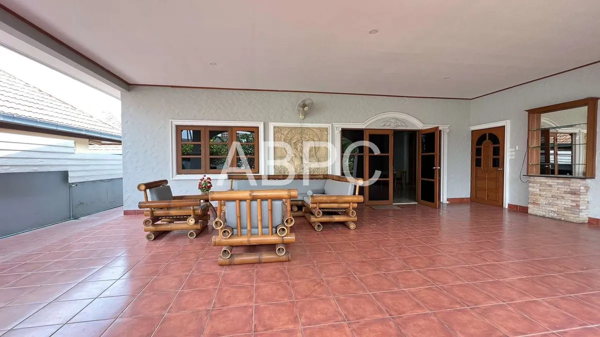 3 Bedrooms 5 Bathrooms in South Pattaya photo 12