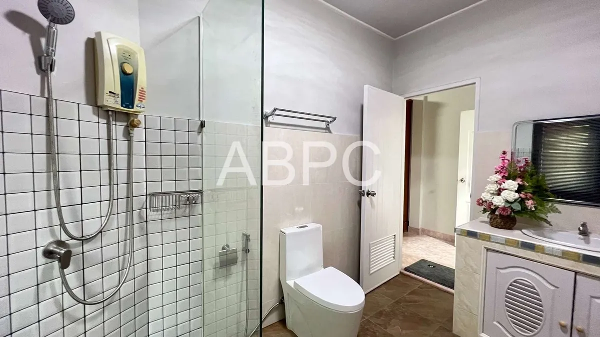 2 Bedrooms 3 Bathrooms in South Pattaya photo 10