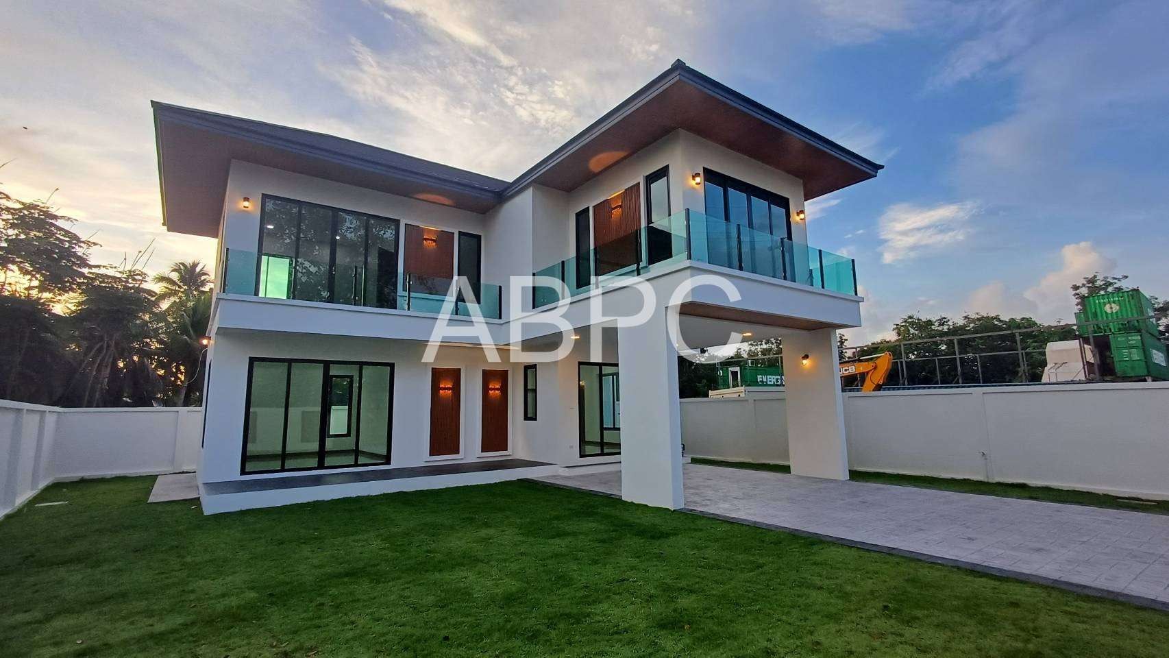 Brand New Three Bedroom Two Bathroom Villa In Huay Yai