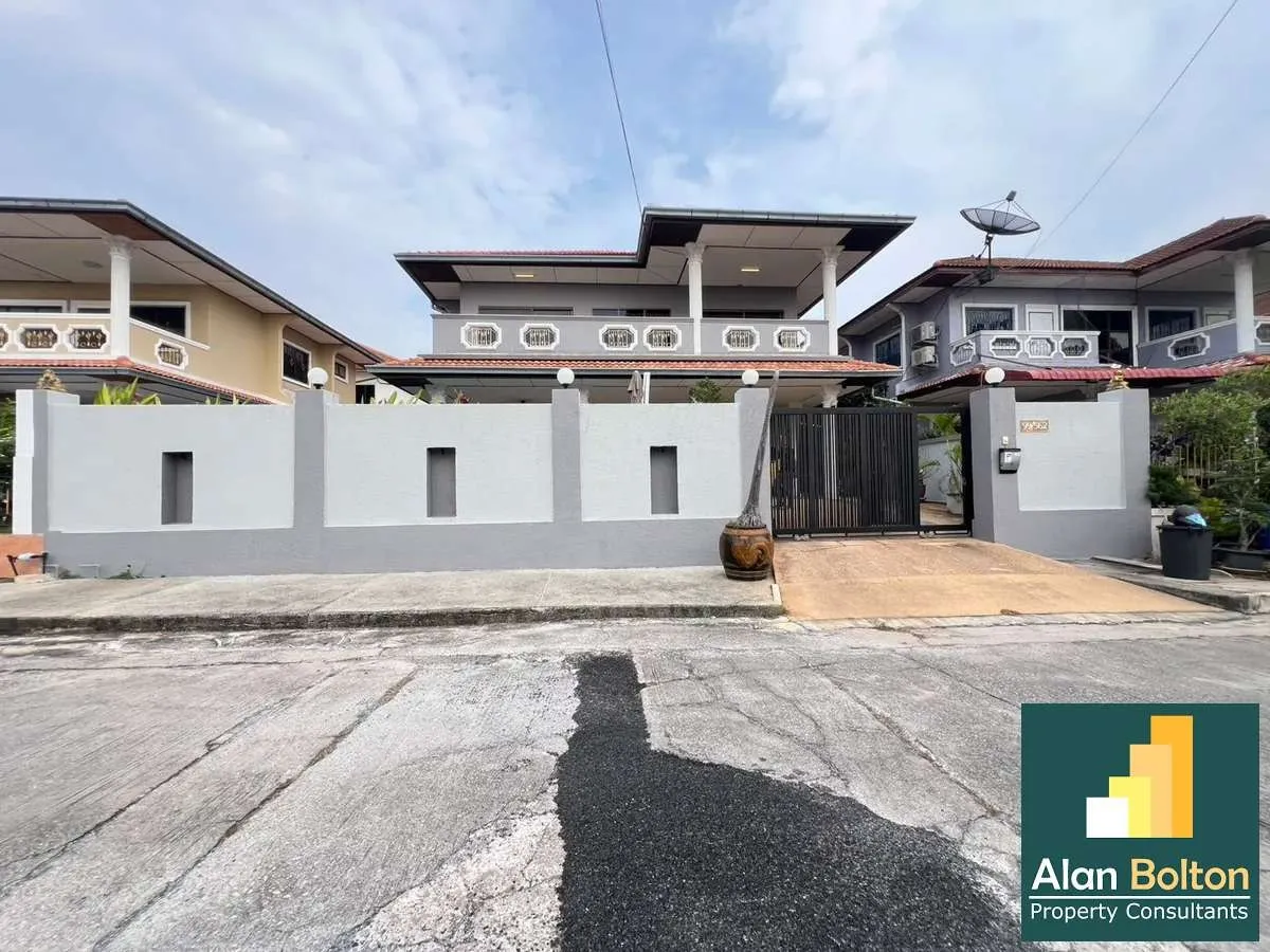 Three Bedroom Three Bathroom Pool Villa in Popular East Pattaya Village photo 2