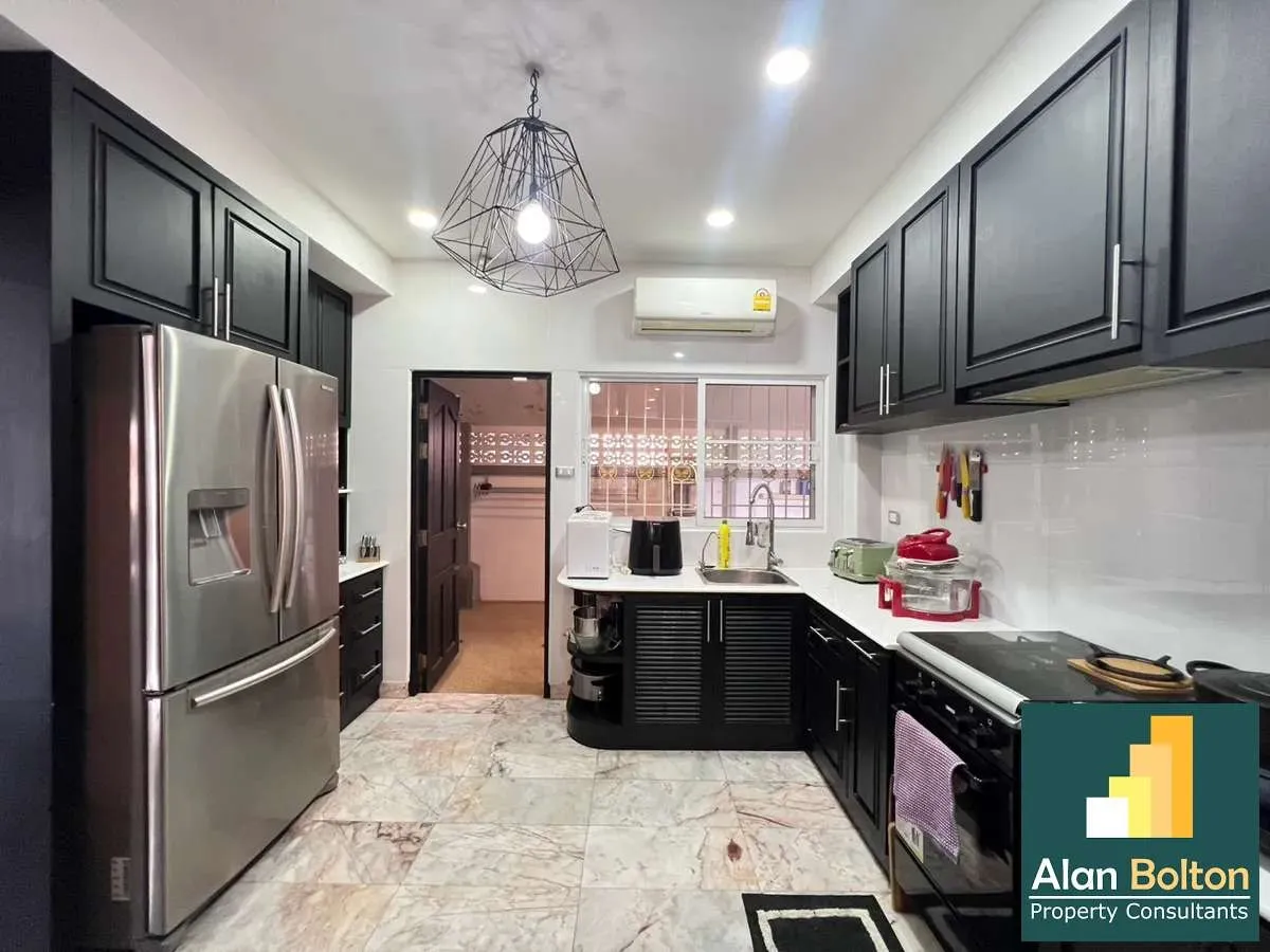 Three Bedroom Three Bathroom Pool Villa in Popular East Pattaya Village photo 6