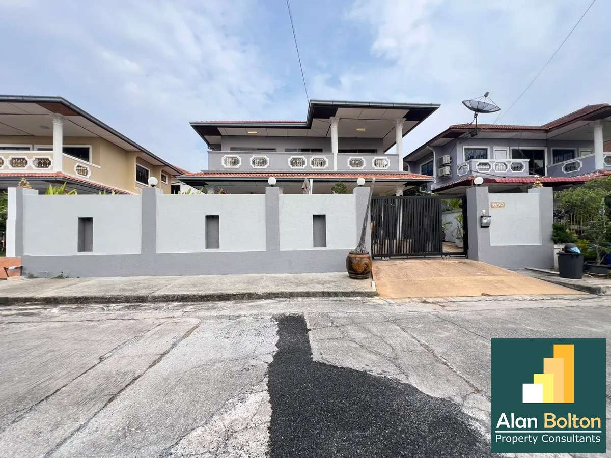 Three Bedroom Three Bathroom Pool Villa in Popular East Pattaya Village photo 2