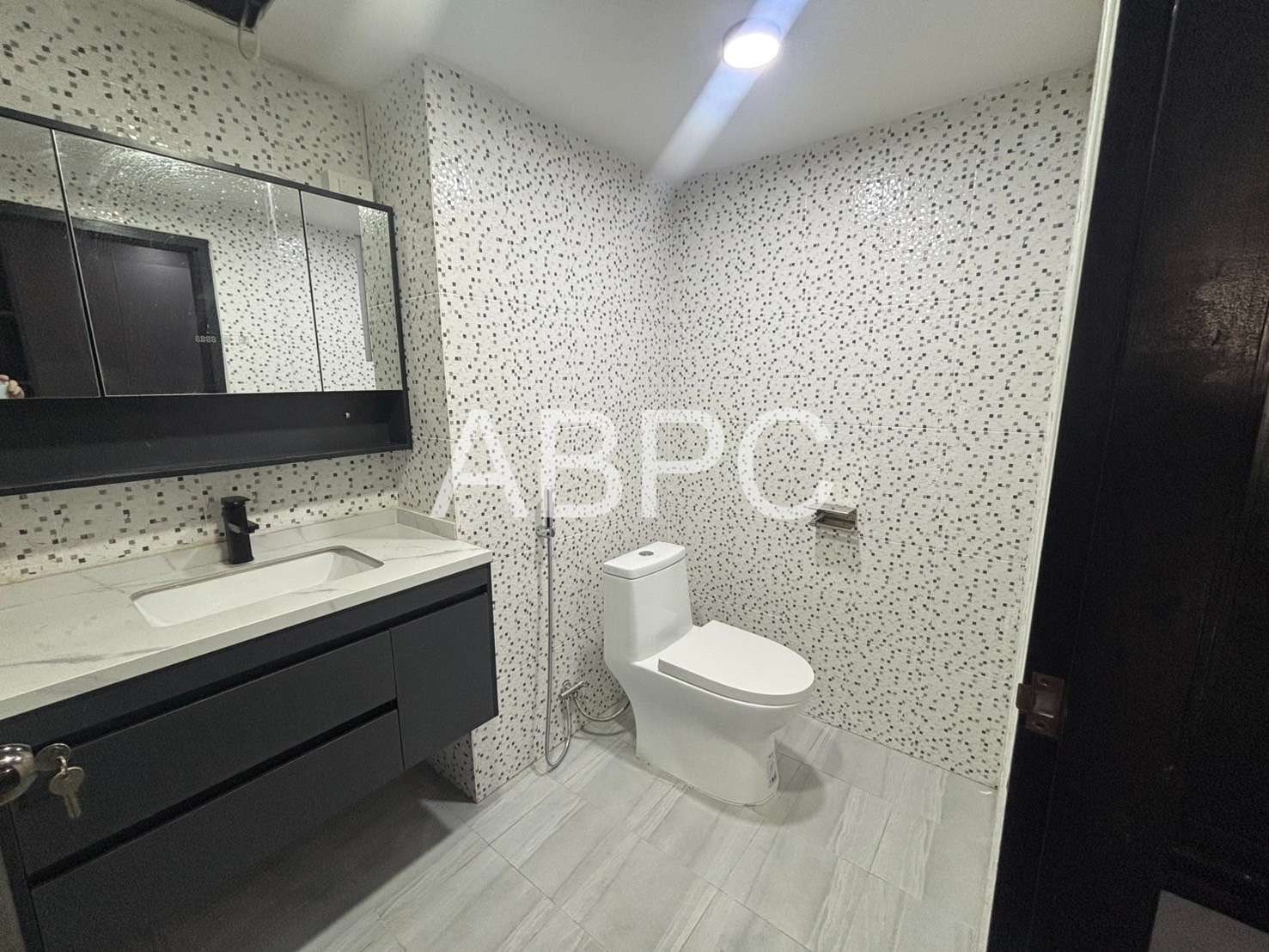 Three Bed Three Bathroom Corner Unit in Popular Condo photo 4