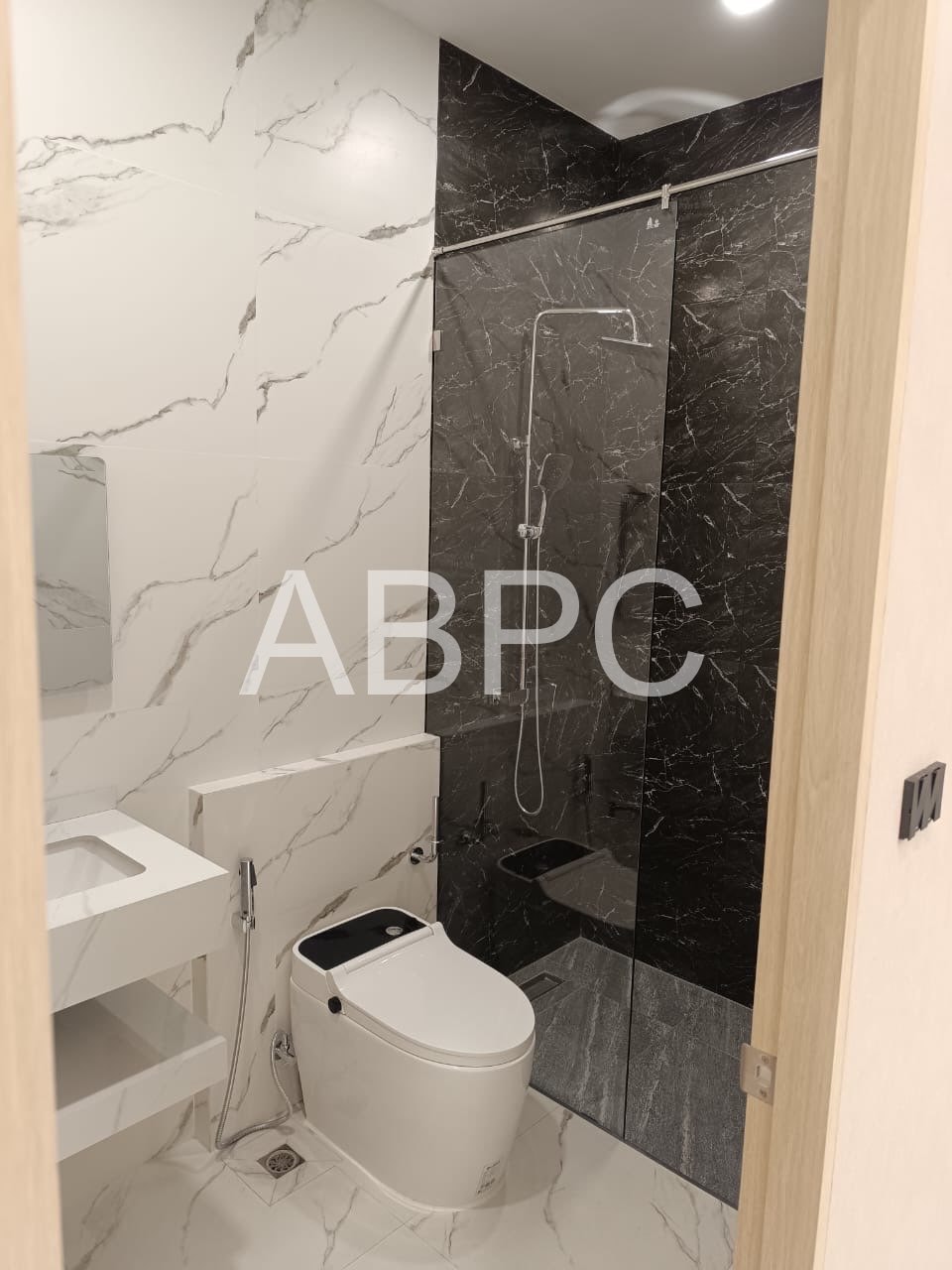 4 bed 3 Bath Townhouse In North Pattaya photo 9