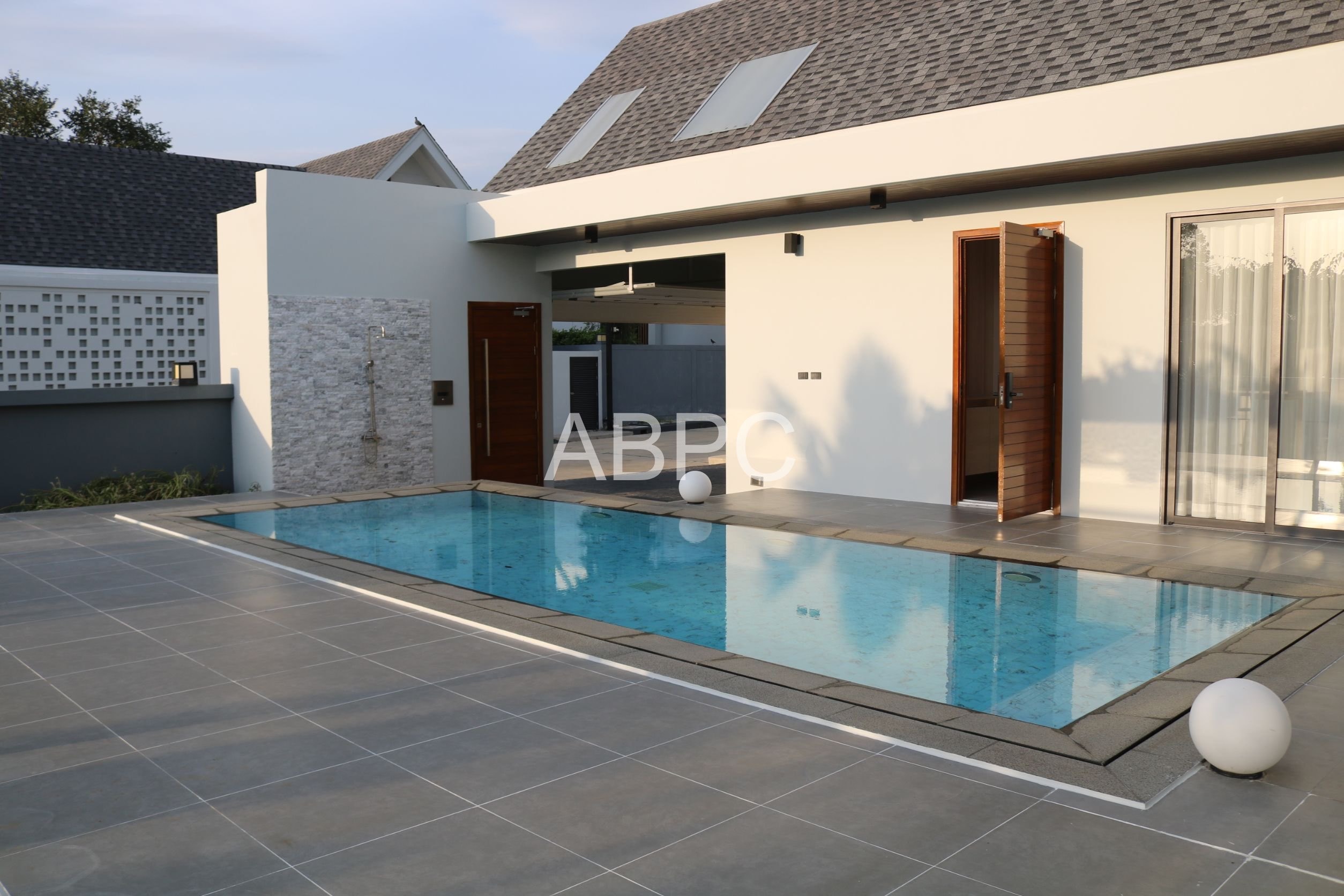 Pool Villa 4 Bedrooms 4 Bathrooms in East Pattaya
