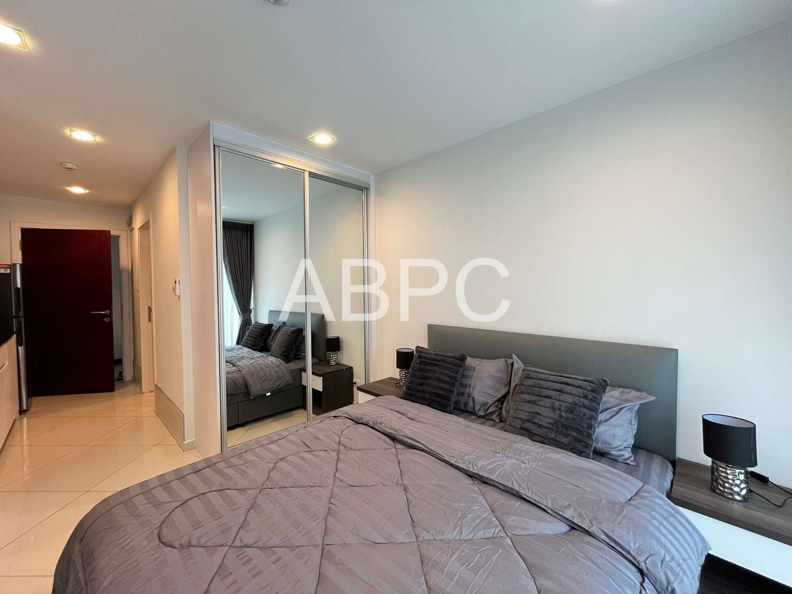 Studio Condo Close To The Beach In Pratumnak photo 3
