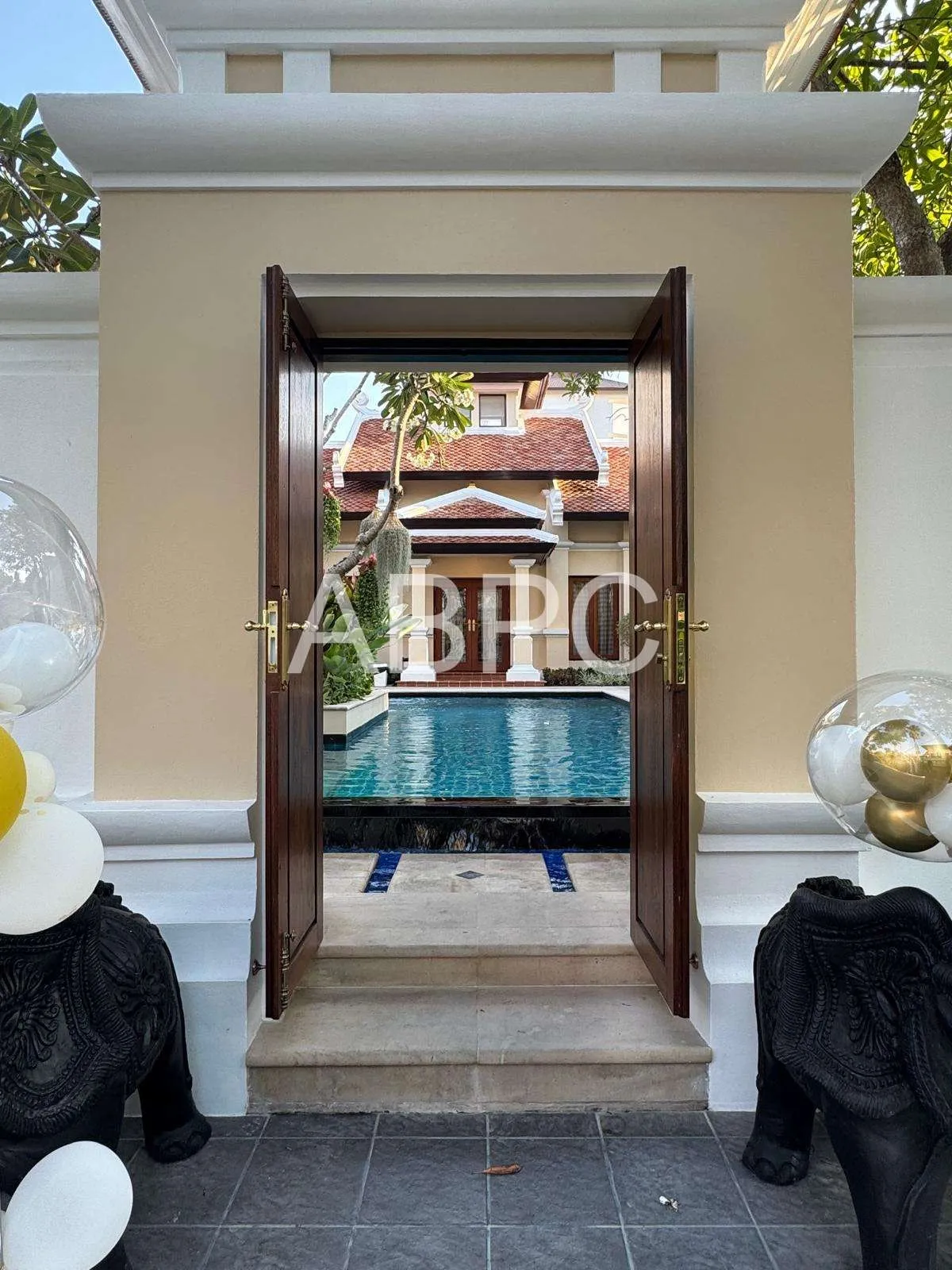 Large Luxury 2 Bed - 3 Bed Pool Villa in Na Jomtien