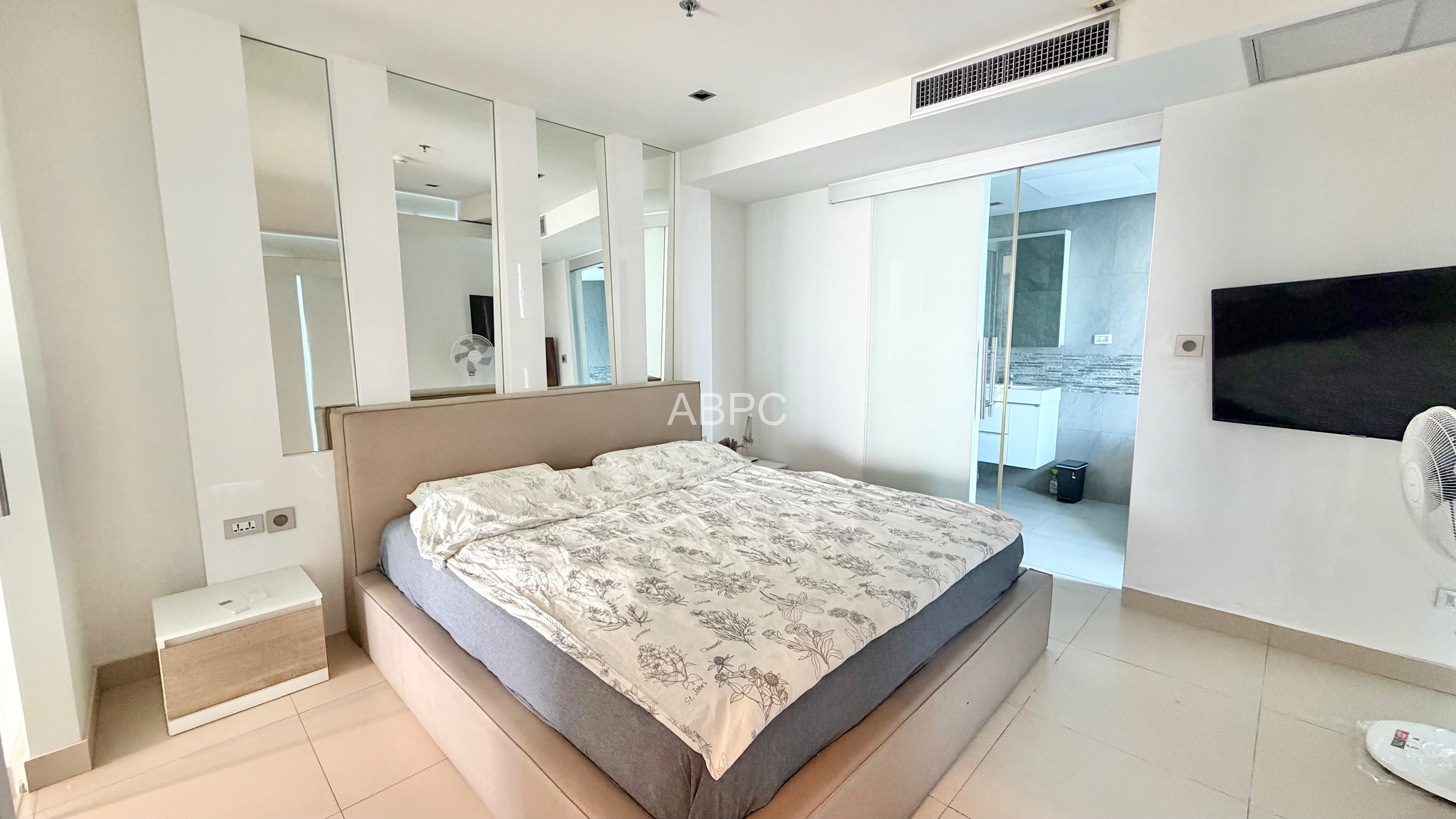 Large Ocean View 1 Bed 1 Bath Condo in Pratumnak
