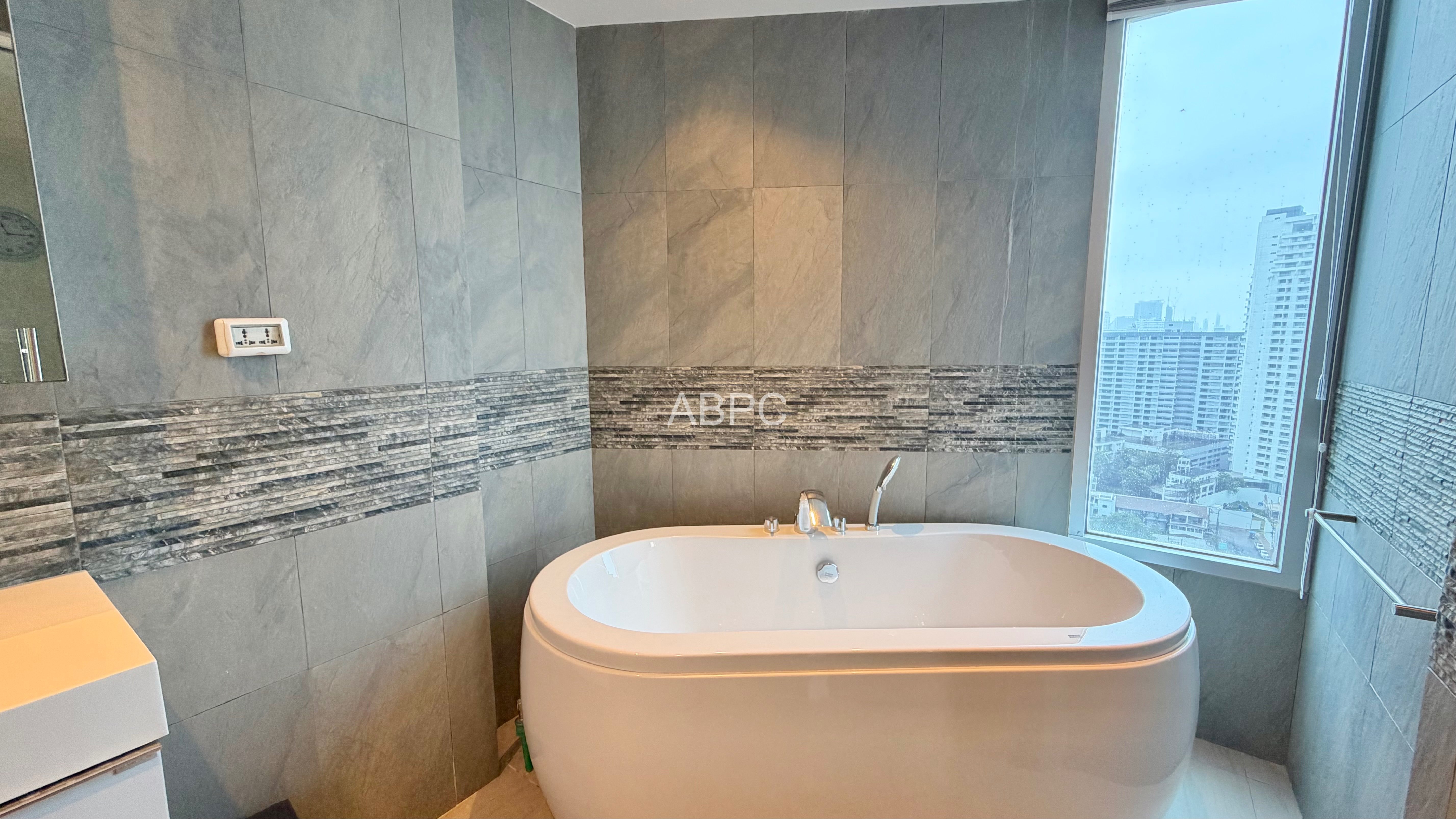 Large Ocean View 1 Bed 1 Bath Condo in Pratumnak photo 5