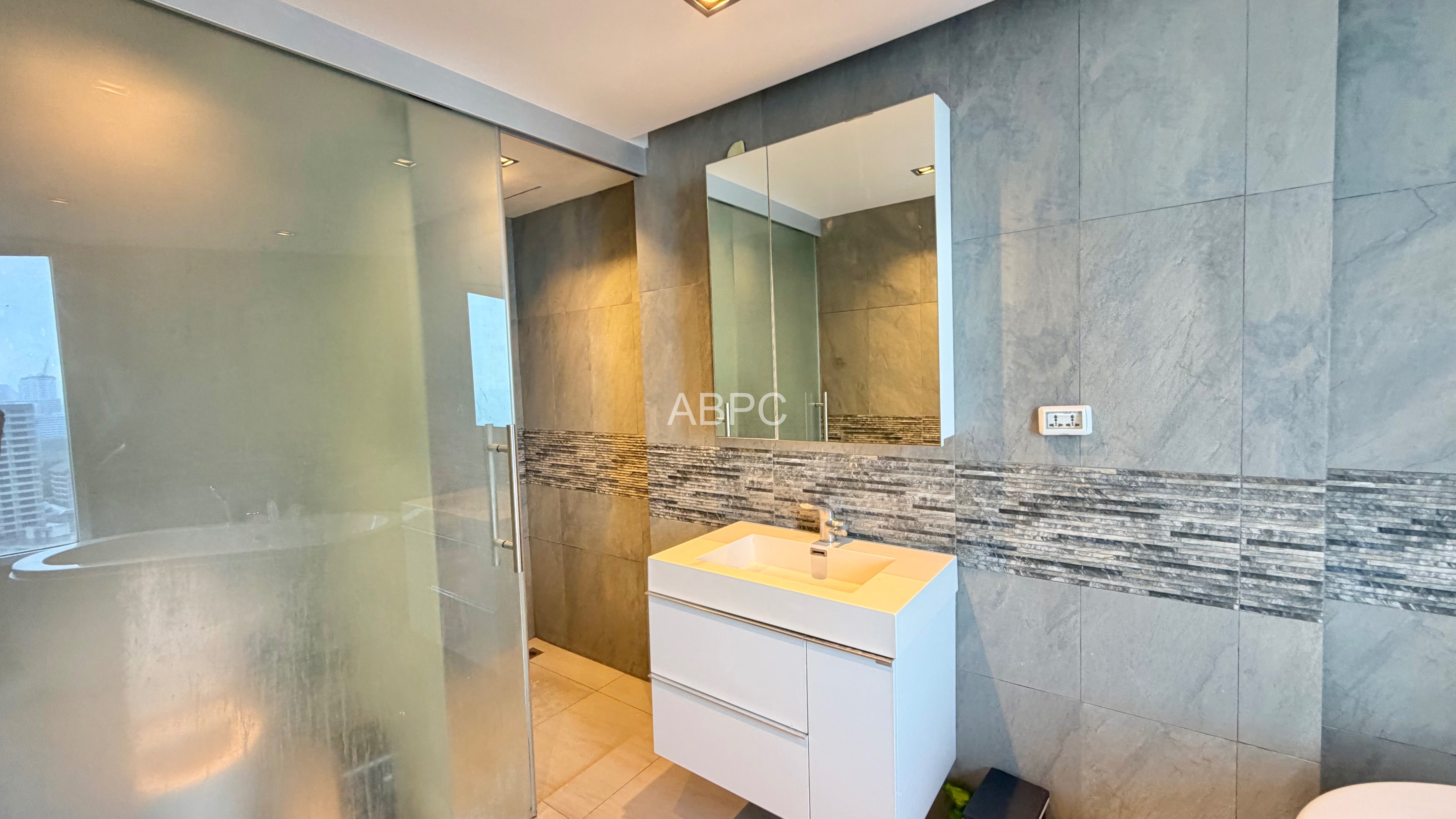 Large Ocean View 1 Bed 1 Bath Condo in Pratumnak photo 4