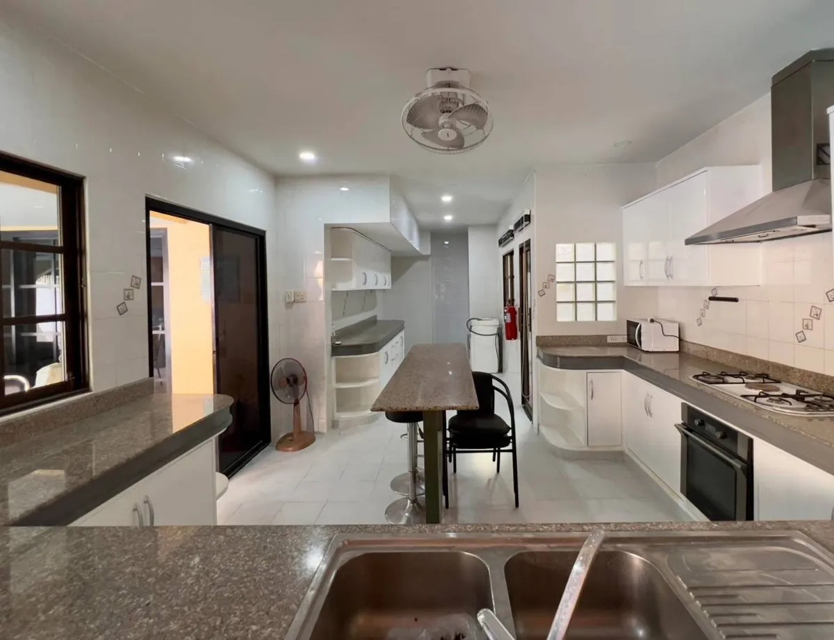 12 Bed 13 Bath Pool Villa In Central Pattaya photo 23