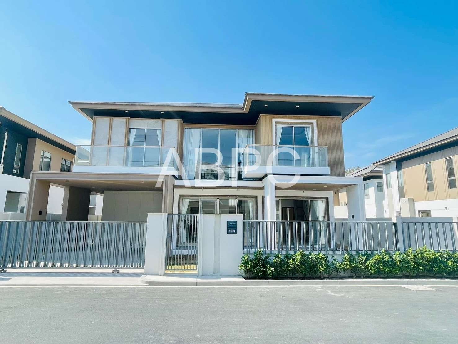 Luxury house 4 Bedrooms 4 Bathrooms in East pattaya