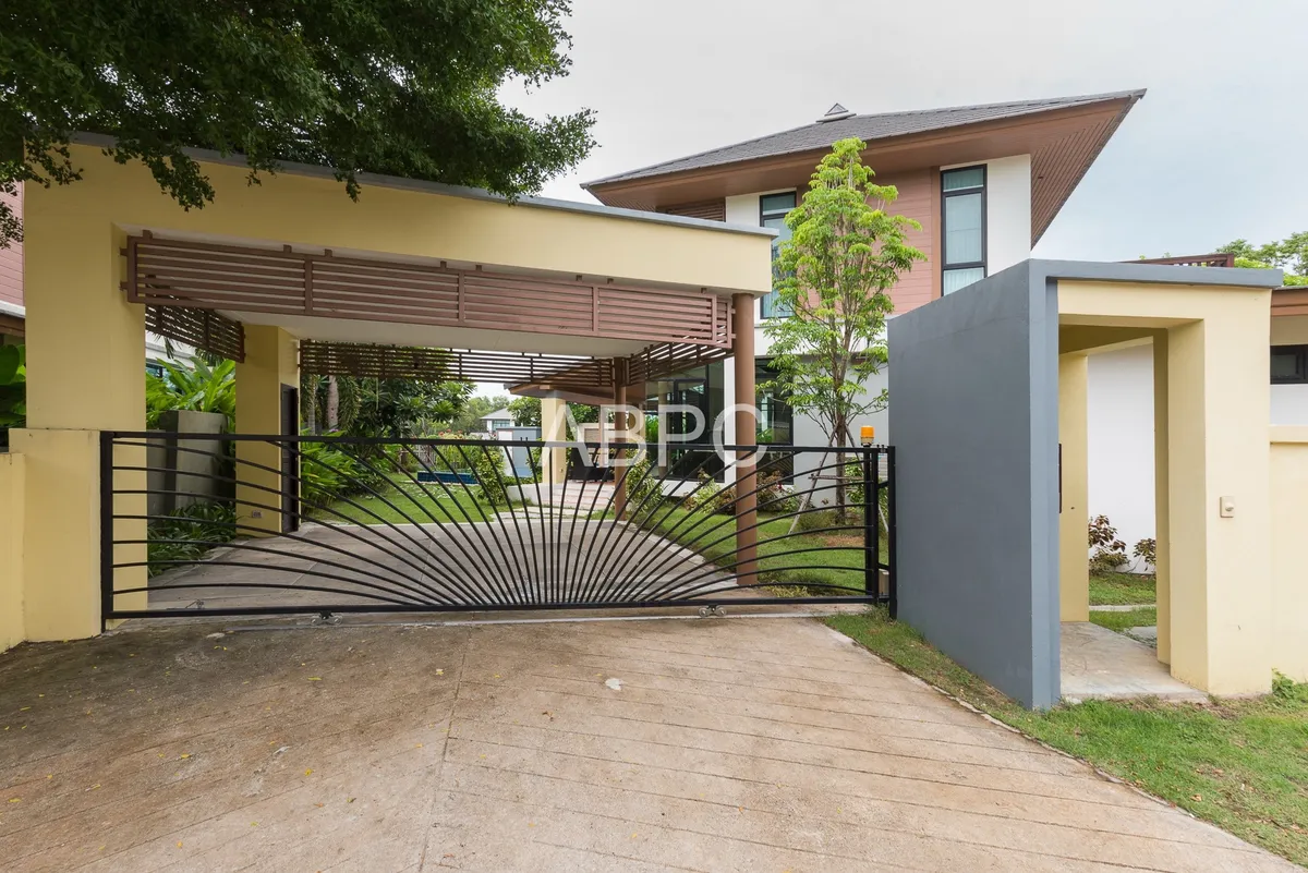 Renovated 4 Bedroom Pool Villa in Horseshoe Point