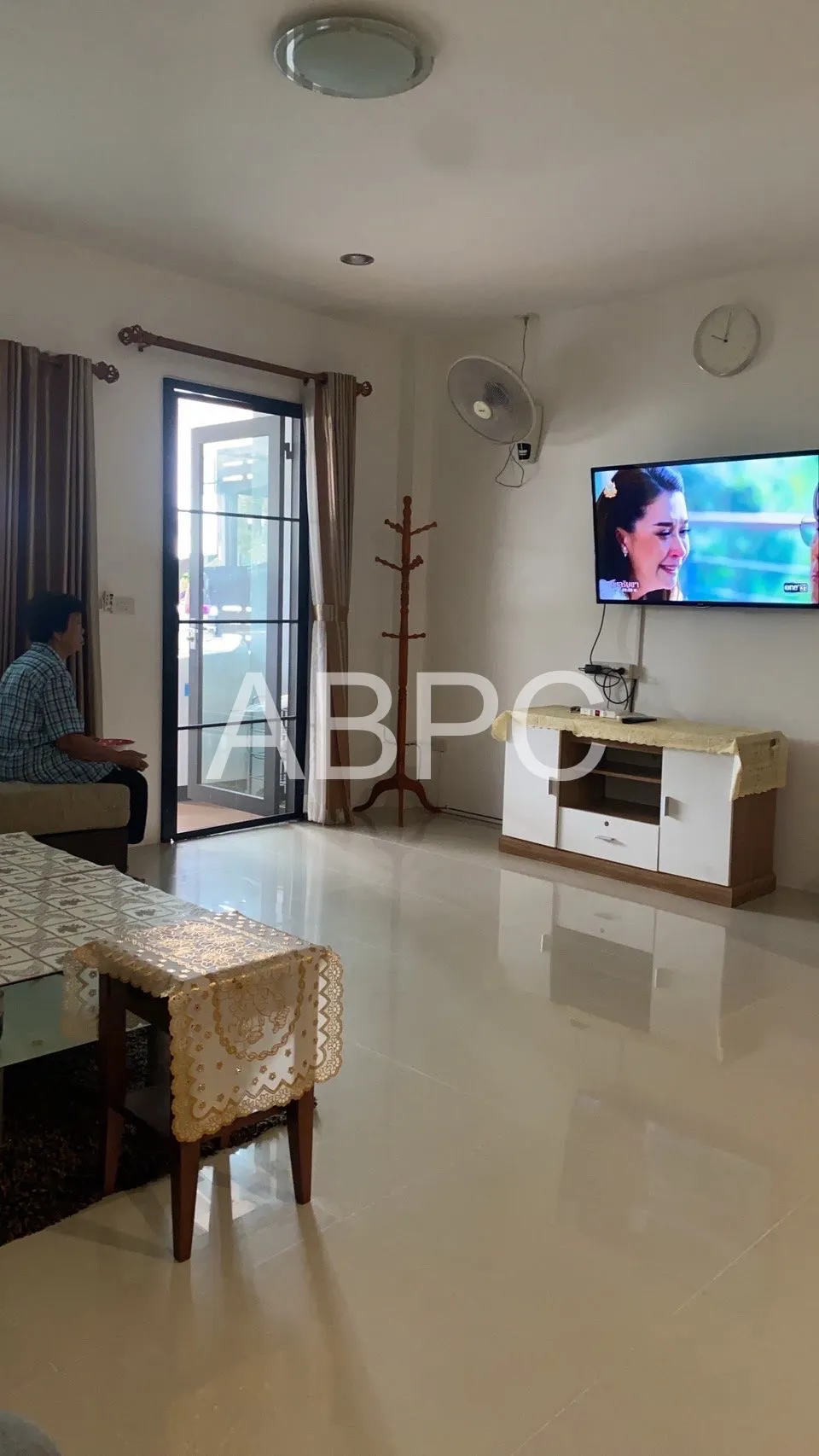 2 Bedrooms Townhouse For rent photo 3