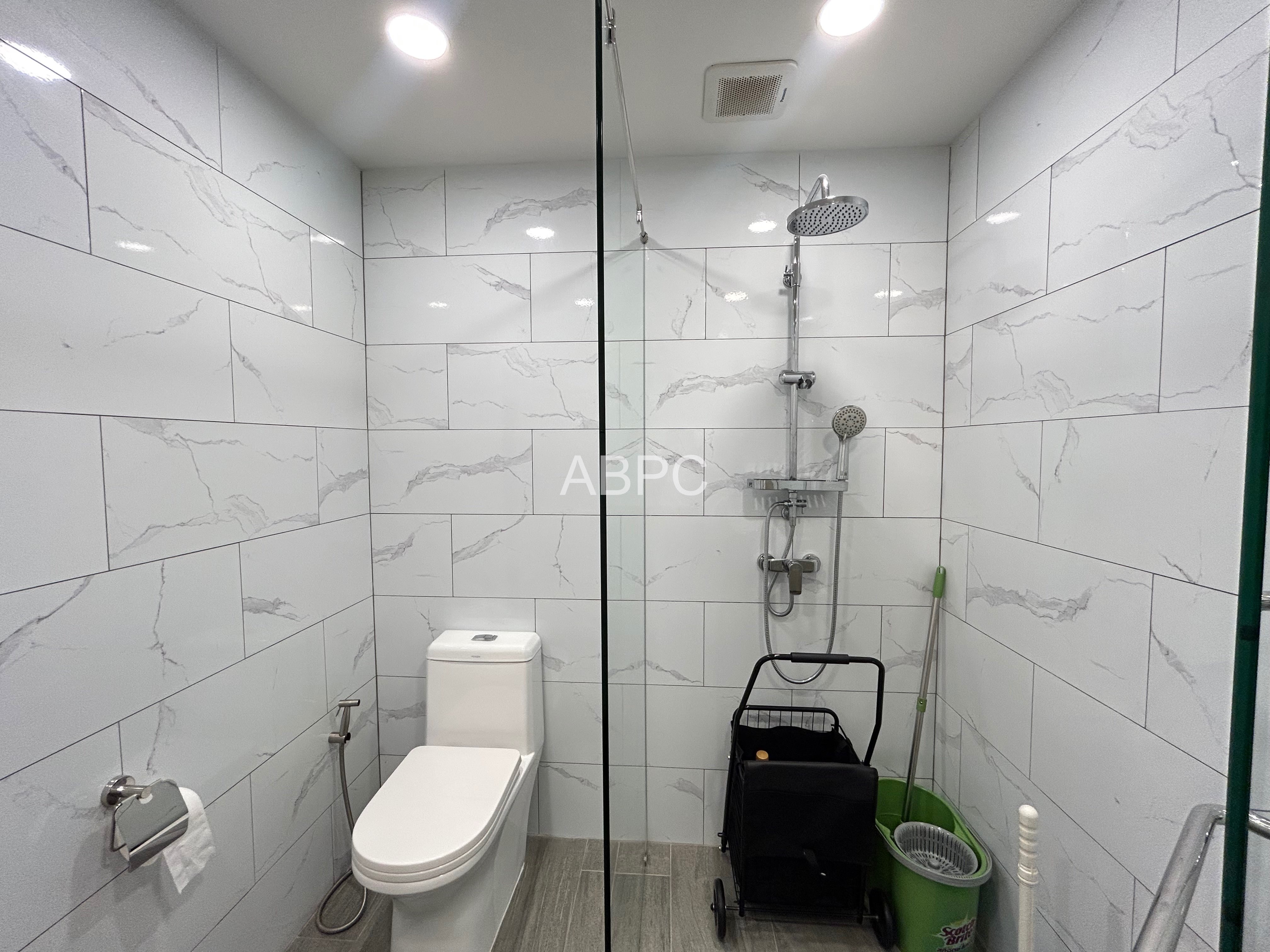 3 Bedroom Beachfront Condo For Sale in Wongamat photo 4
