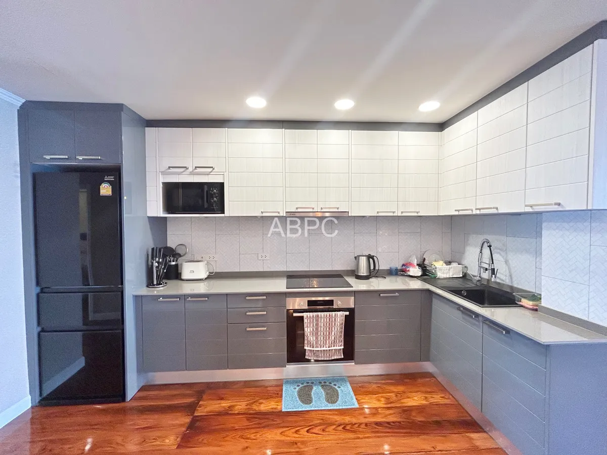 3 Bedroom Beachfront Condo For Sale in Wongamat photo 8