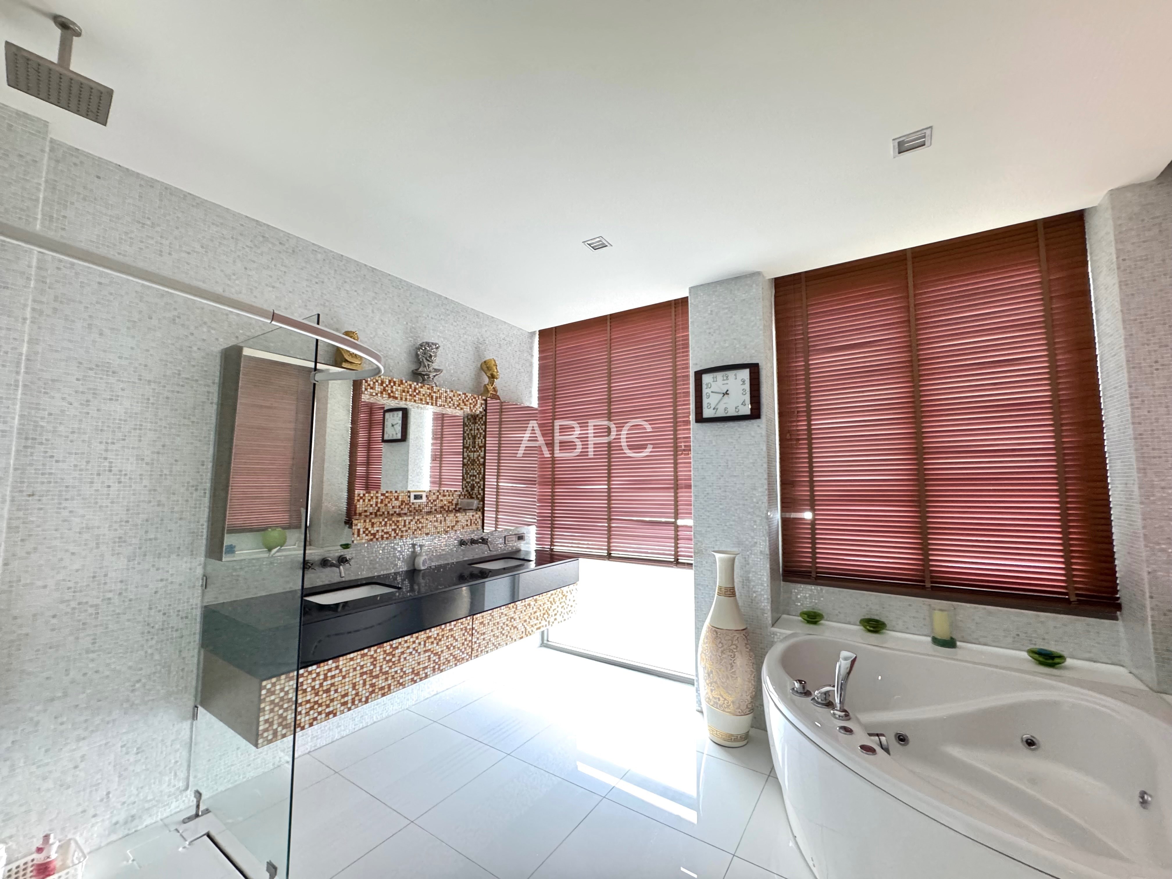Sea View 3 Bedrooms 3 Bathrooms in Wongamat photo 8