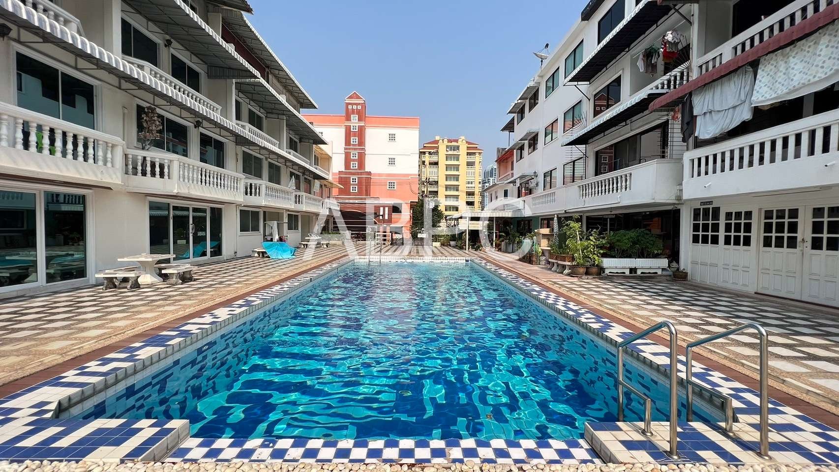Incredible Investment Opportunity for 5 Bedroom 5 Bathroom Townhouse in Pratumnak
