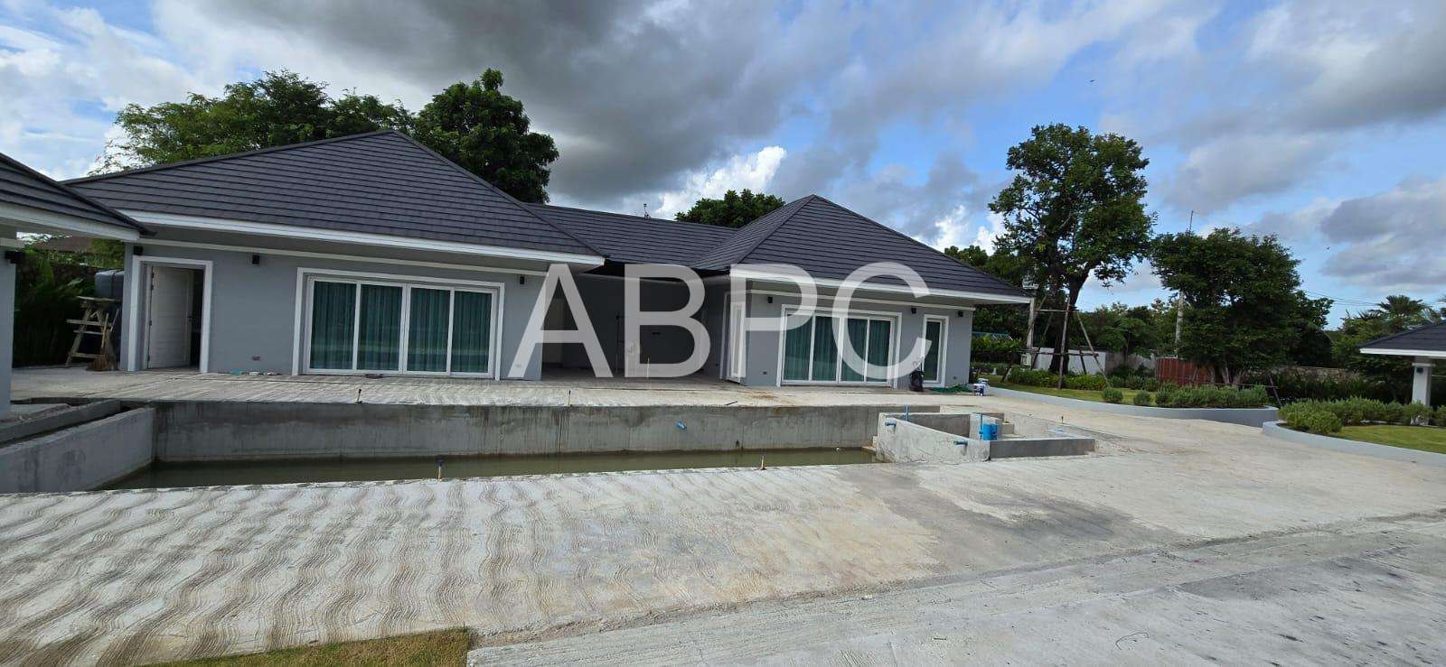 Brand New 6 Bed 8 Bath Pool Villa with Separate Guesthouse in East Pattaya photo 5