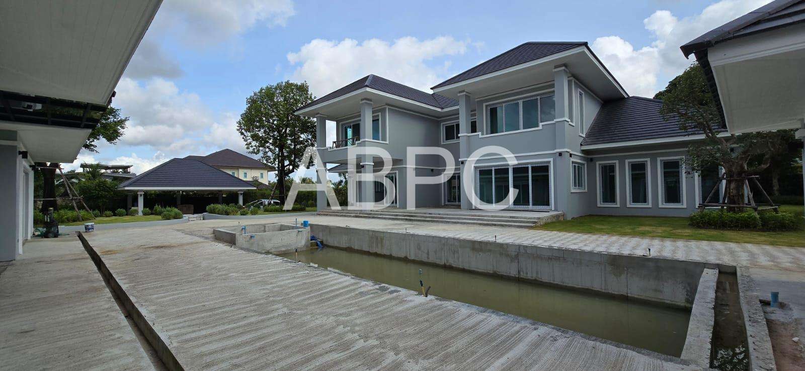 Brand New 6 Bed 8 Bath Pool Villa with Separate Guesthouse in East Pattaya photo 3