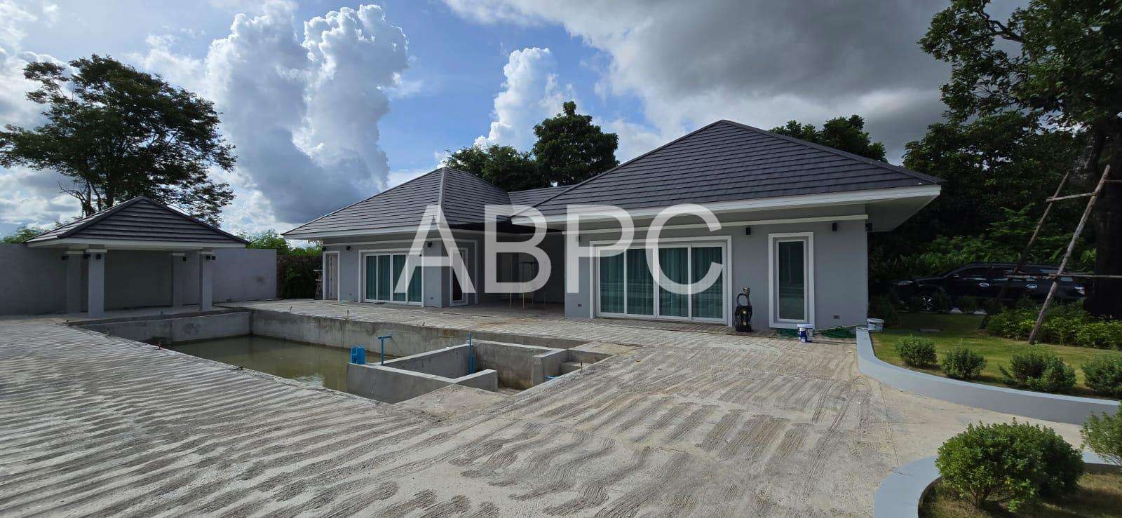 Brand New 6 Bed 8 Bath Pool Villa with Separate Guesthouse in East Pattaya photo 2