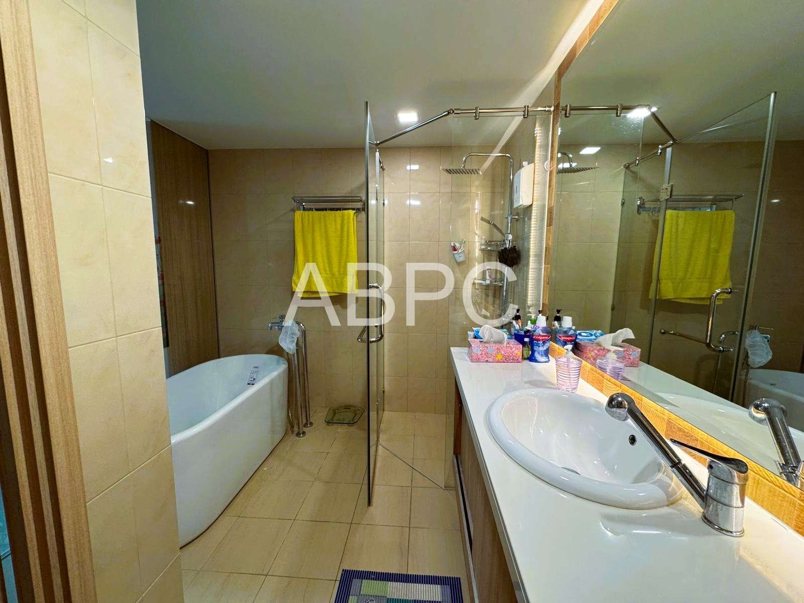 Large City View 1 Bed 2 Bath Condo in Central Pattaya photo 14
