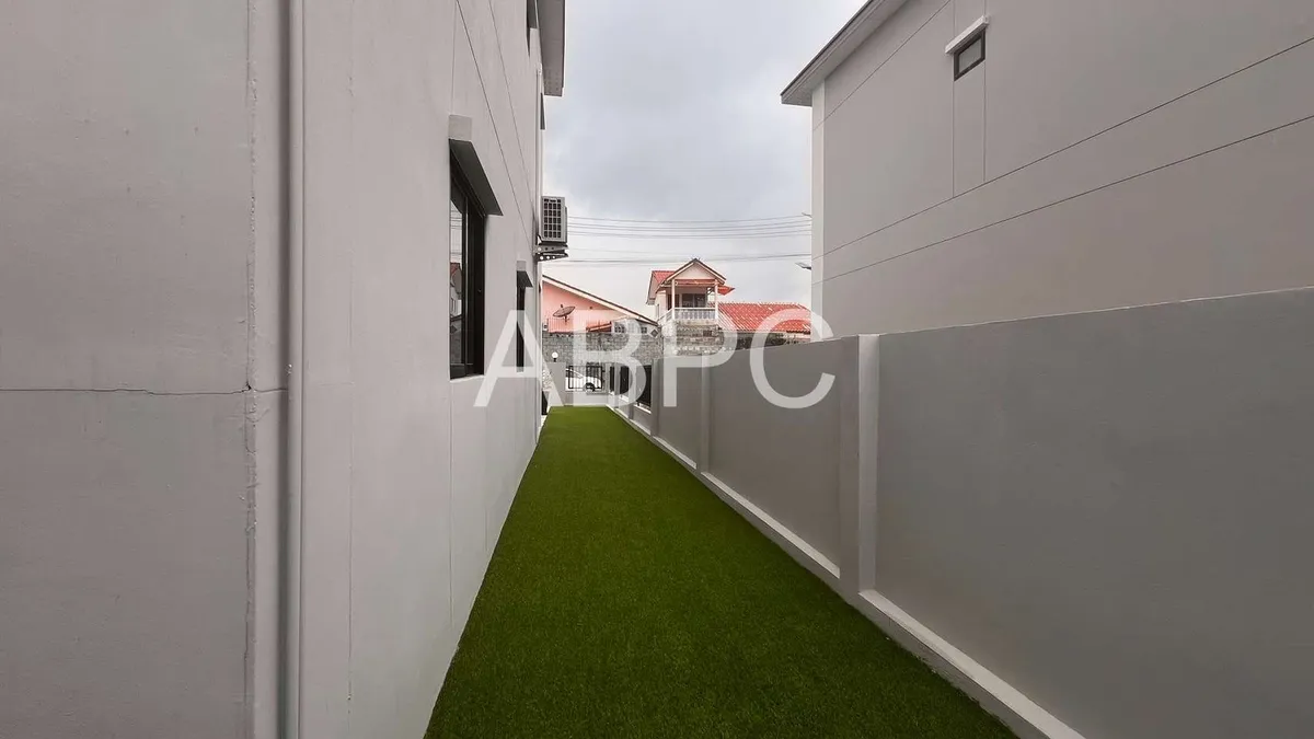 Townhouse in East Pattaya for Sale photo 10