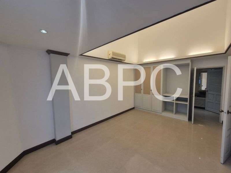 Beachfront Ocean View Townhouse in Jomtien photo 2