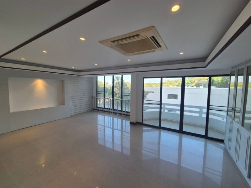 Beachfront Ocean View Townhouse in Jomtien photo 26