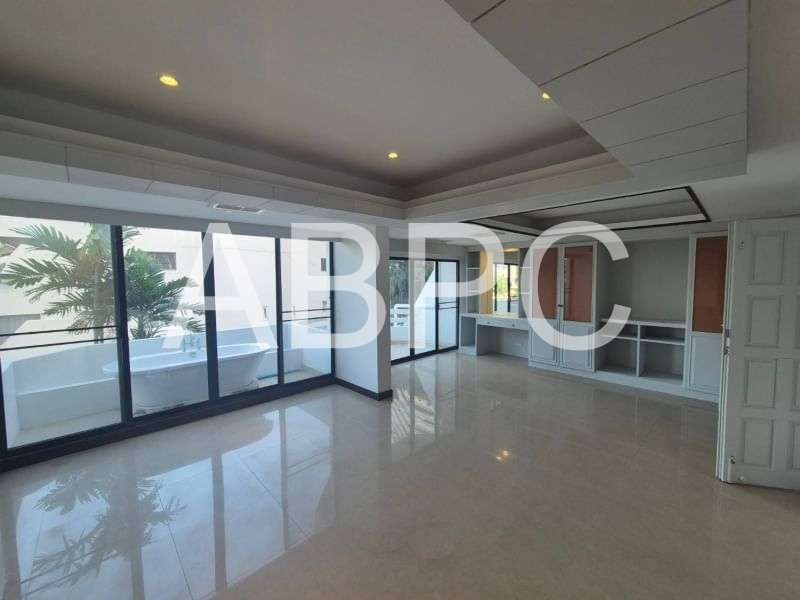 Beachfront Ocean View Townhouse in Jomtien photo 7
