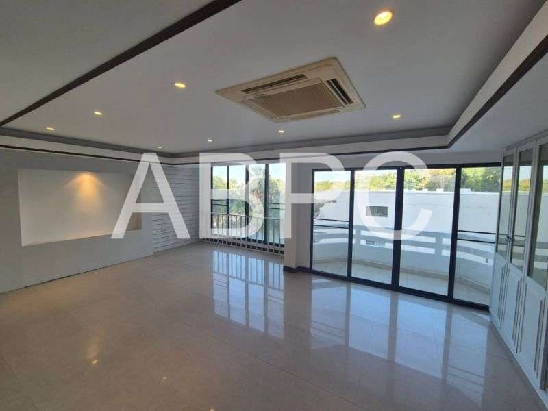 Beachfront Ocean View Townhouse in Jomtien photo 11