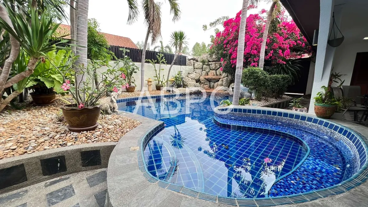 4 Bedrooms 4 Bathrooms in East pattaya