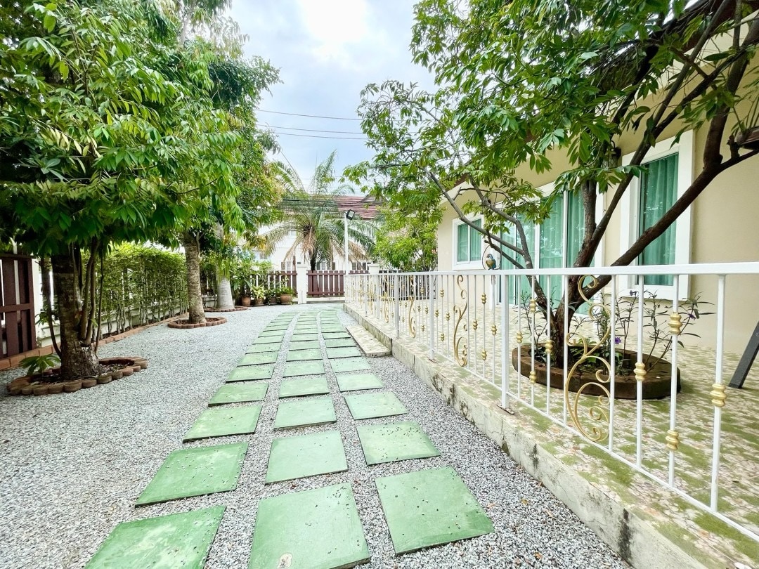 Large 5 Bedroom 5 Bathroom Property In Desirable Village For Sale photo 15