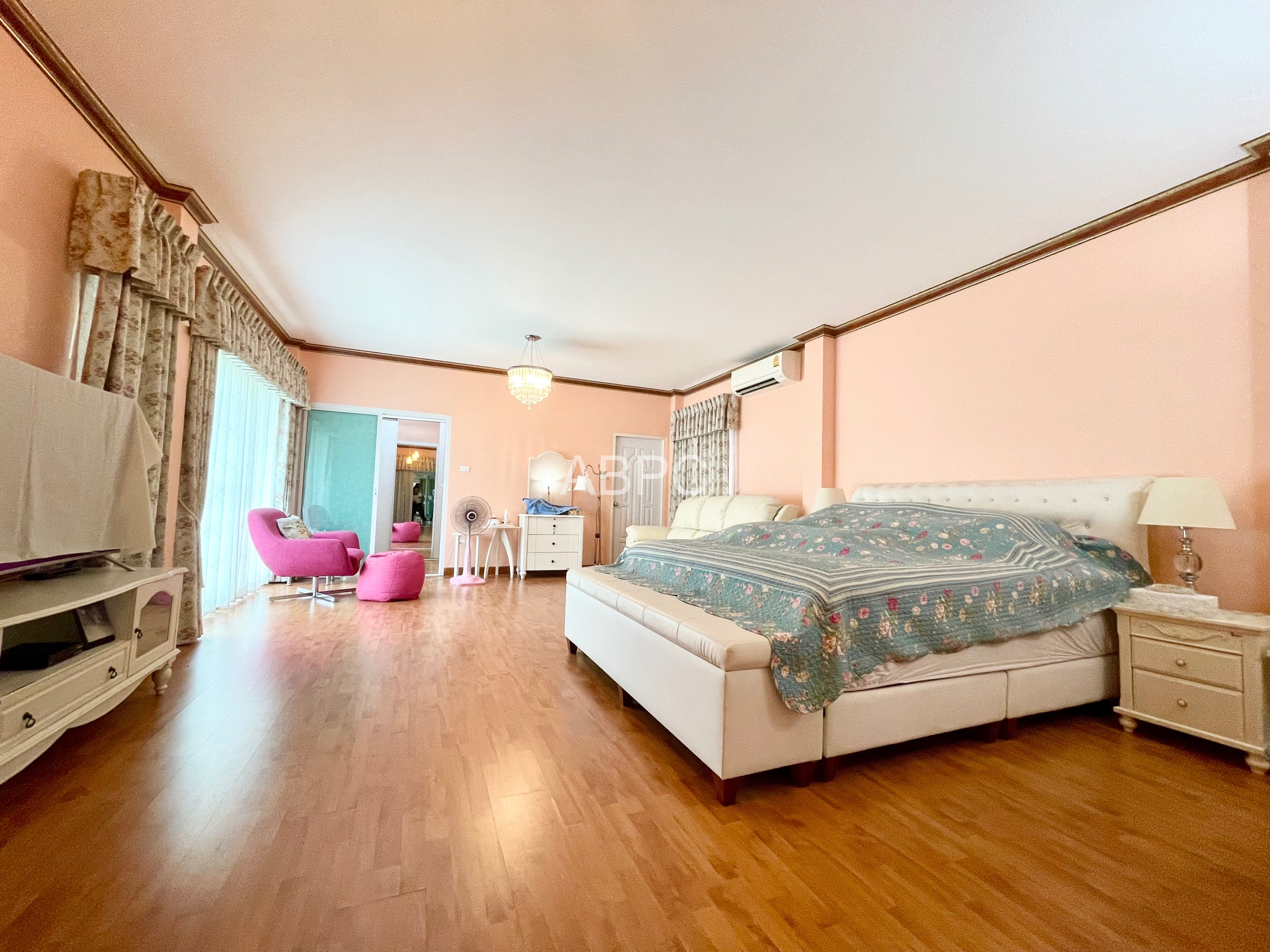 Large 5 Bedroom 5 Bathroom Property In Desirable Village For Sale photo 8