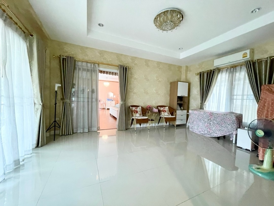 Large 5 Bedroom 5 Bathroom Property In Desirable Village For Sale photo 21