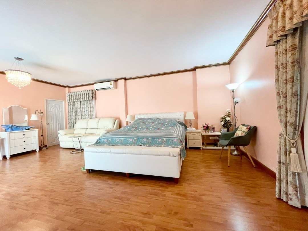 Large 5 Bedroom 5 Bathroom Property In Desirable Village For Sale photo 24