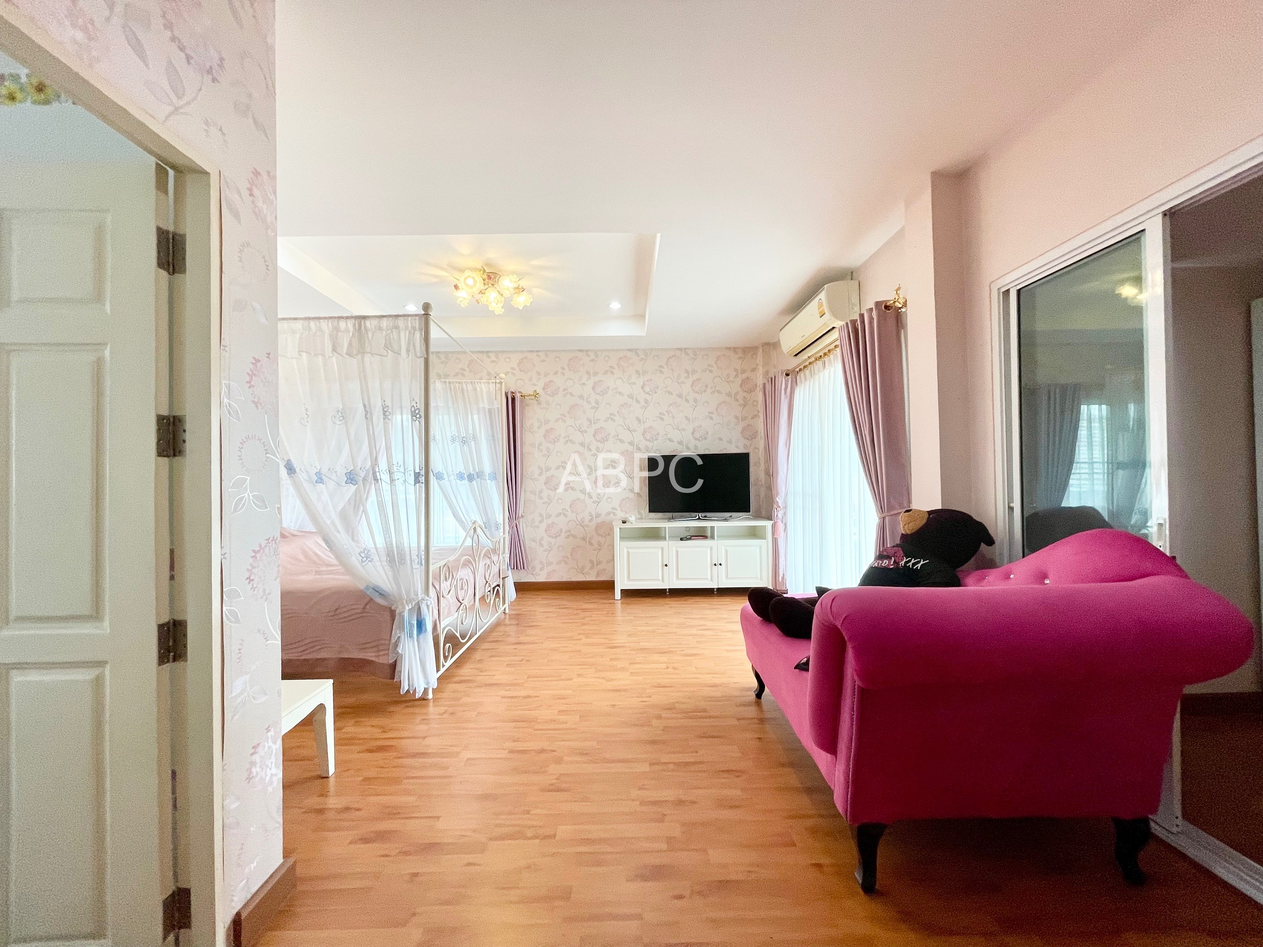Large 5 Bedroom 5 Bathroom Property In Desirable Village For Sale photo 10