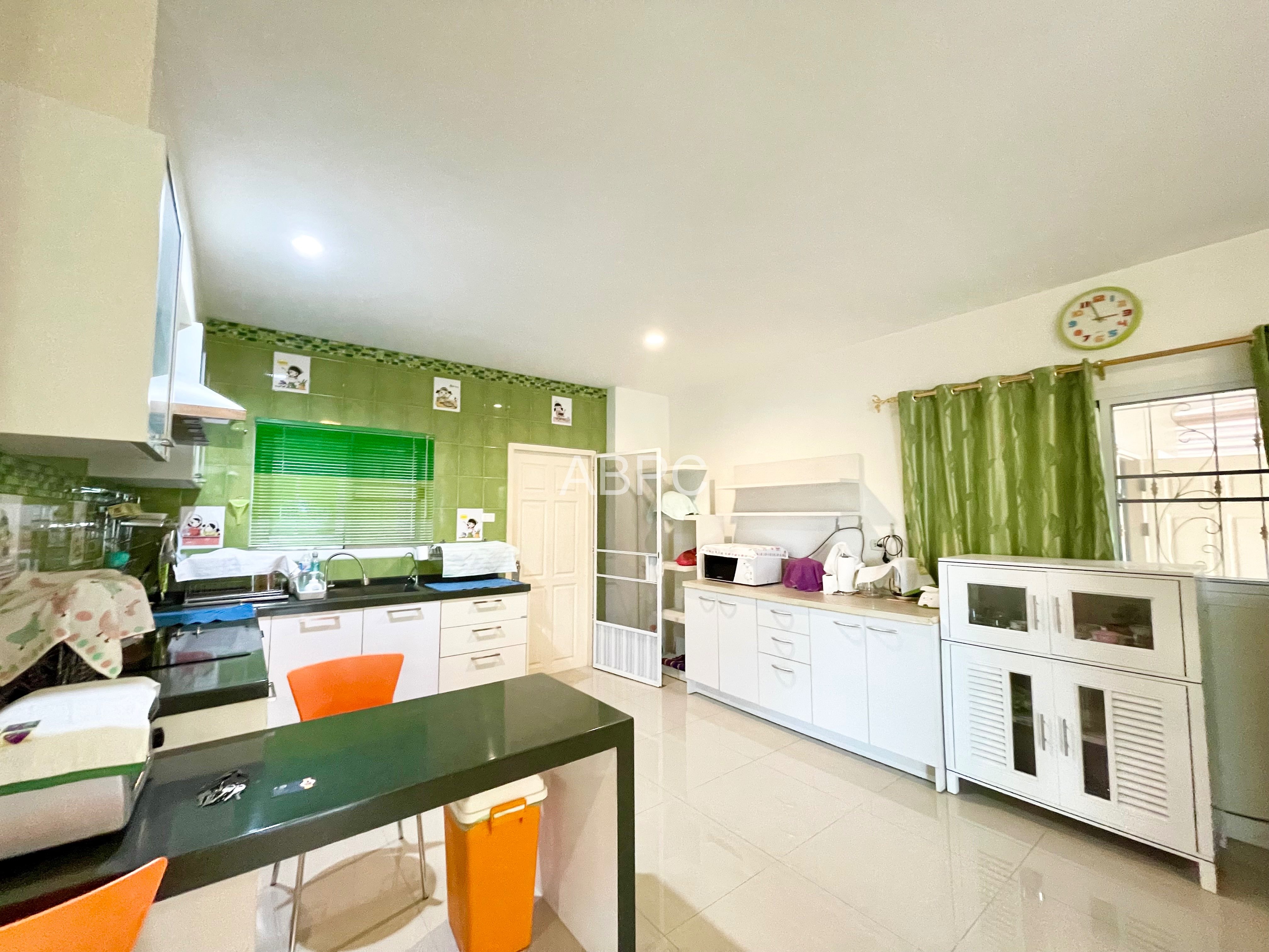 Large 5 Bedroom 5 Bathroom Property In Desirable Village For Sale photo 5