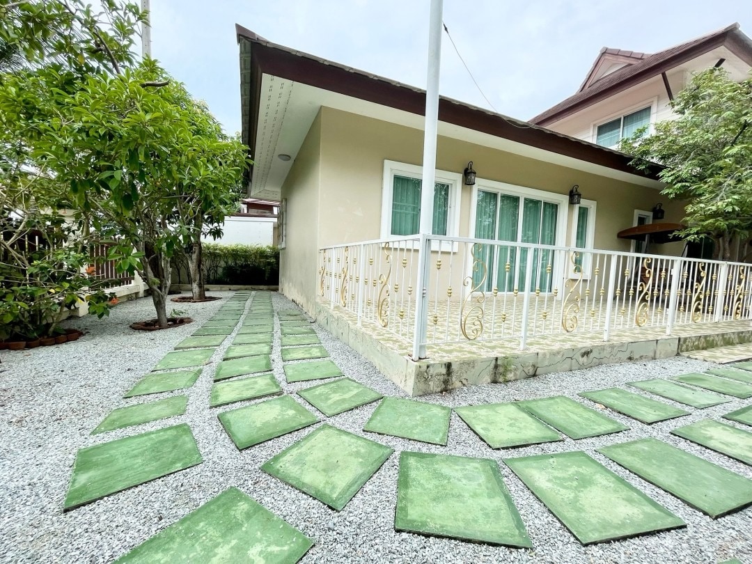 Large 5 Bedroom 5 Bathroom Property In Desirable Village For Sale photo 17
