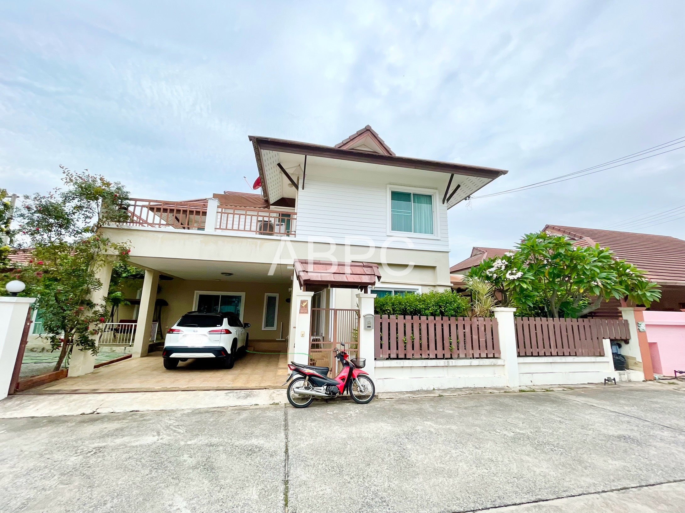 Large 5 Bedroom 5 Bathroom Property In Desirable Village For Sale photo 2