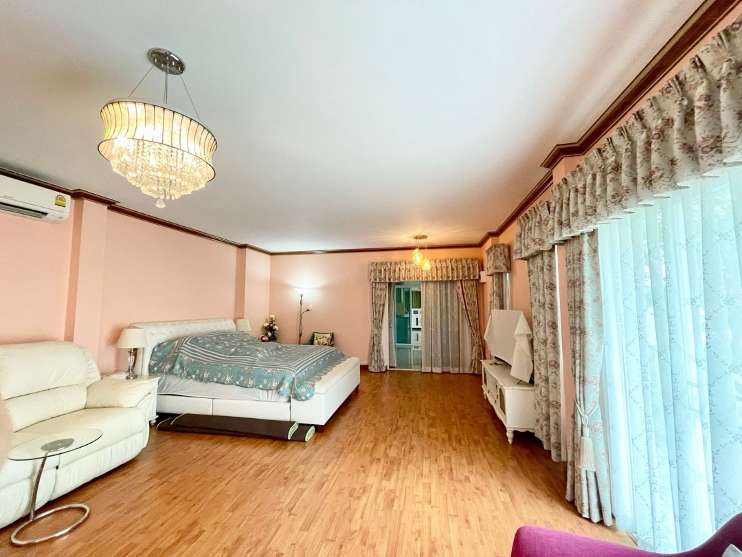 Large 5 Bedroom 5 Bathroom Property In Desirable Village For Sale photo 23