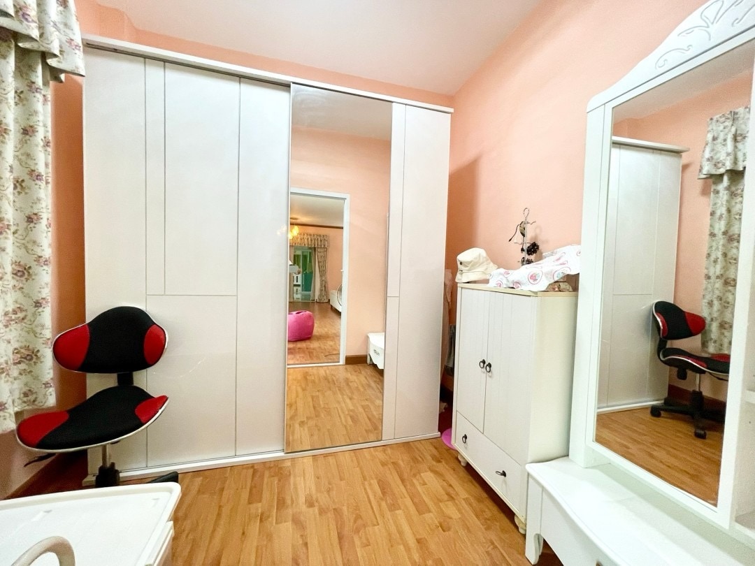 Large 5 Bedroom 5 Bathroom Property In Desirable Village For Sale photo 25