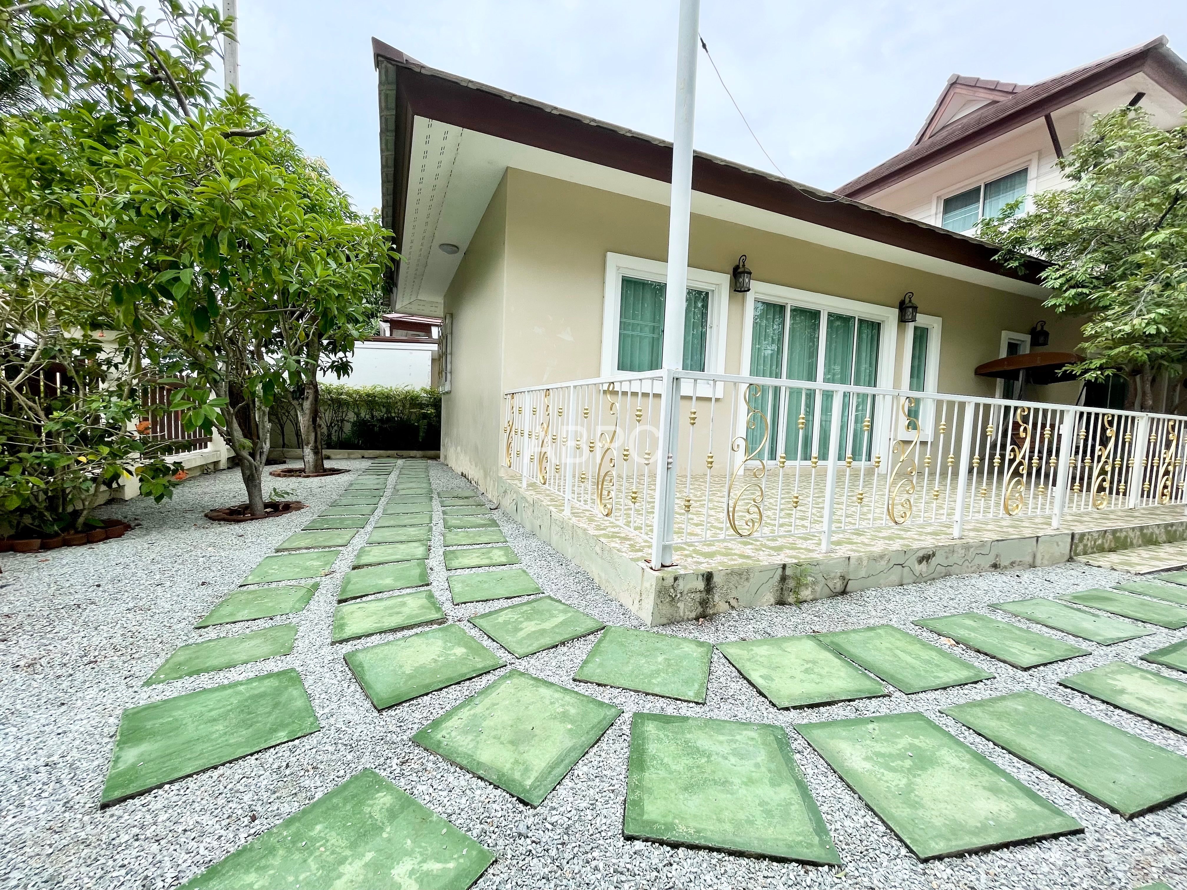 Large 5 Bedroom 5 Bathroom Property In Desirable Village For Sale photo 11